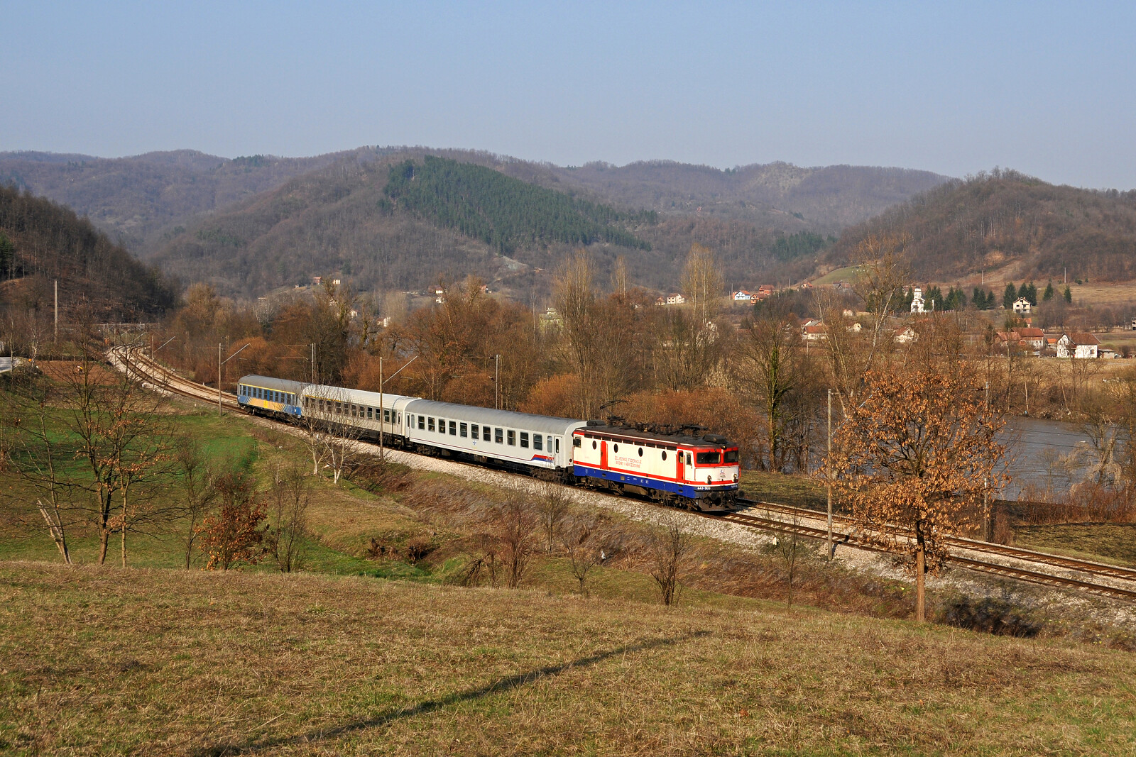 JŽ 441 903 der ŽFBH (Željeznice Federacije Bosne i Hercegovine) zwischen Bradići und Globarica, Bosnien und Herzegowina