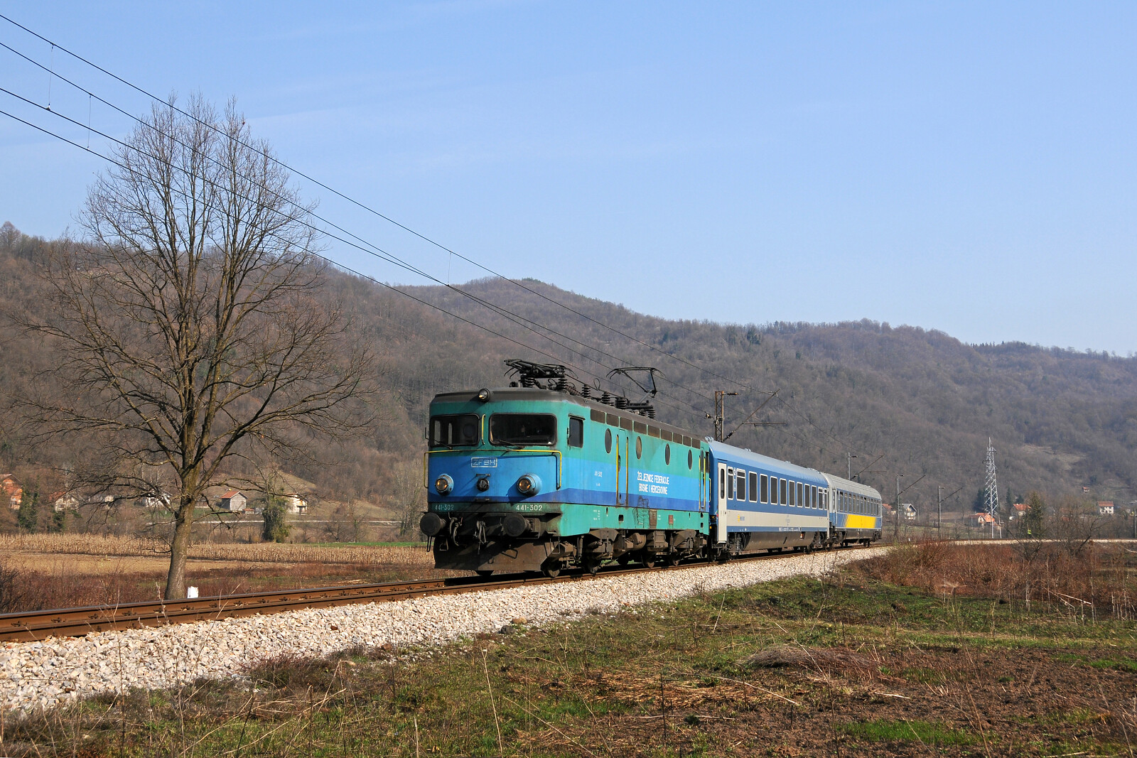 JŽ 441 302 der ŽFBH (Željeznice Federacije Bosne i Hercegovine) zwischen Bradići und Tomići, Bosnien und Herzegowina