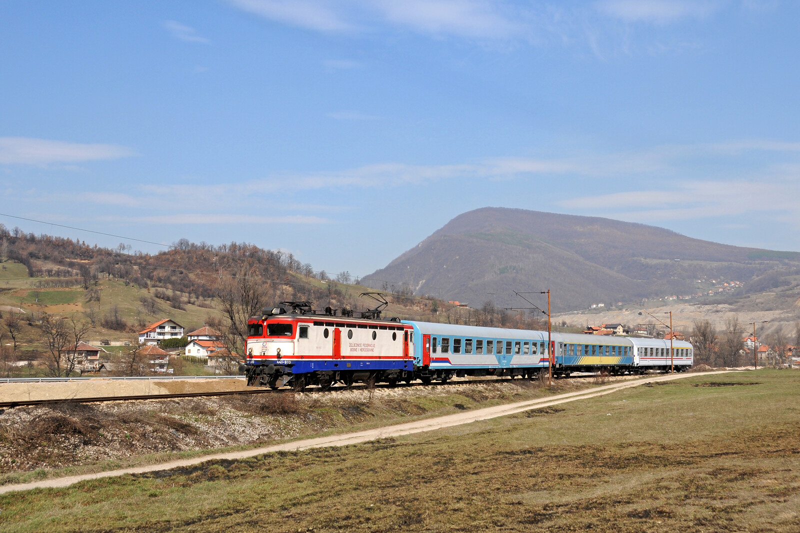 JŽ 441 910 der ŽFBH (Željeznice Federacije Bosne i Hercegovine) in Roščevina, Bosnien und Herzegowina