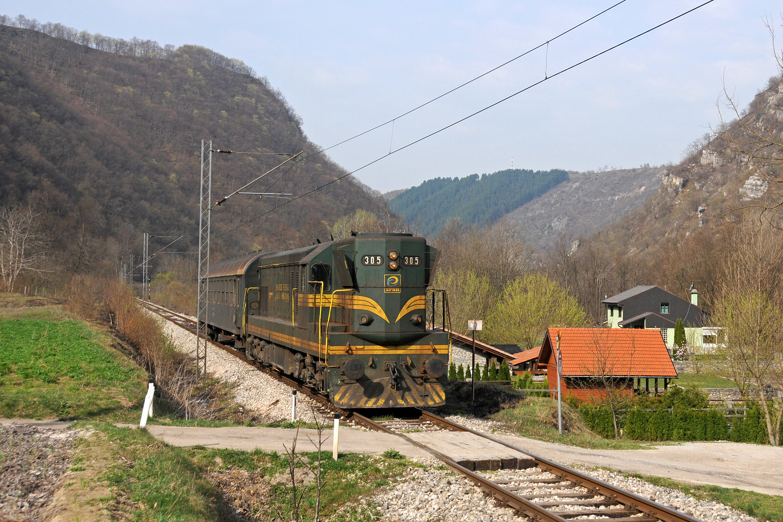 661 305 der ŽFBH (Željeznice Federacije Bosne i Hercegovine) zwischen Cazin-Srbljani und Grmuša, Bosnien und Herzegowina