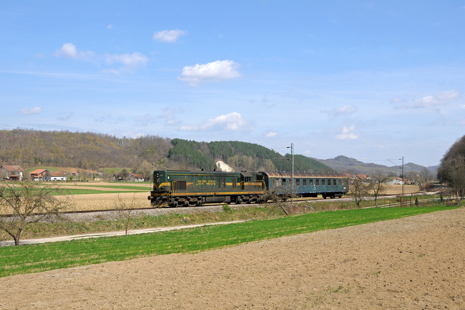 661 305 der ŽFBH (Željeznice Federacije Bosne i Hercegovine) zwischen Rakani und Bosanska Otoka, Bosnien und Herzegowina