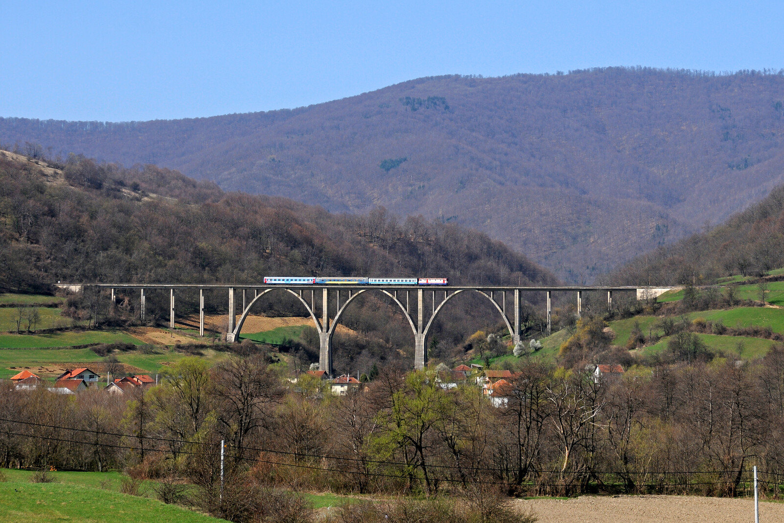 JŽ 441 der ŽFBH (Željeznice Federacije Bosne i Hercegovine) zwischen Raštelica und Tarčin, Bosnien und Herzegowina