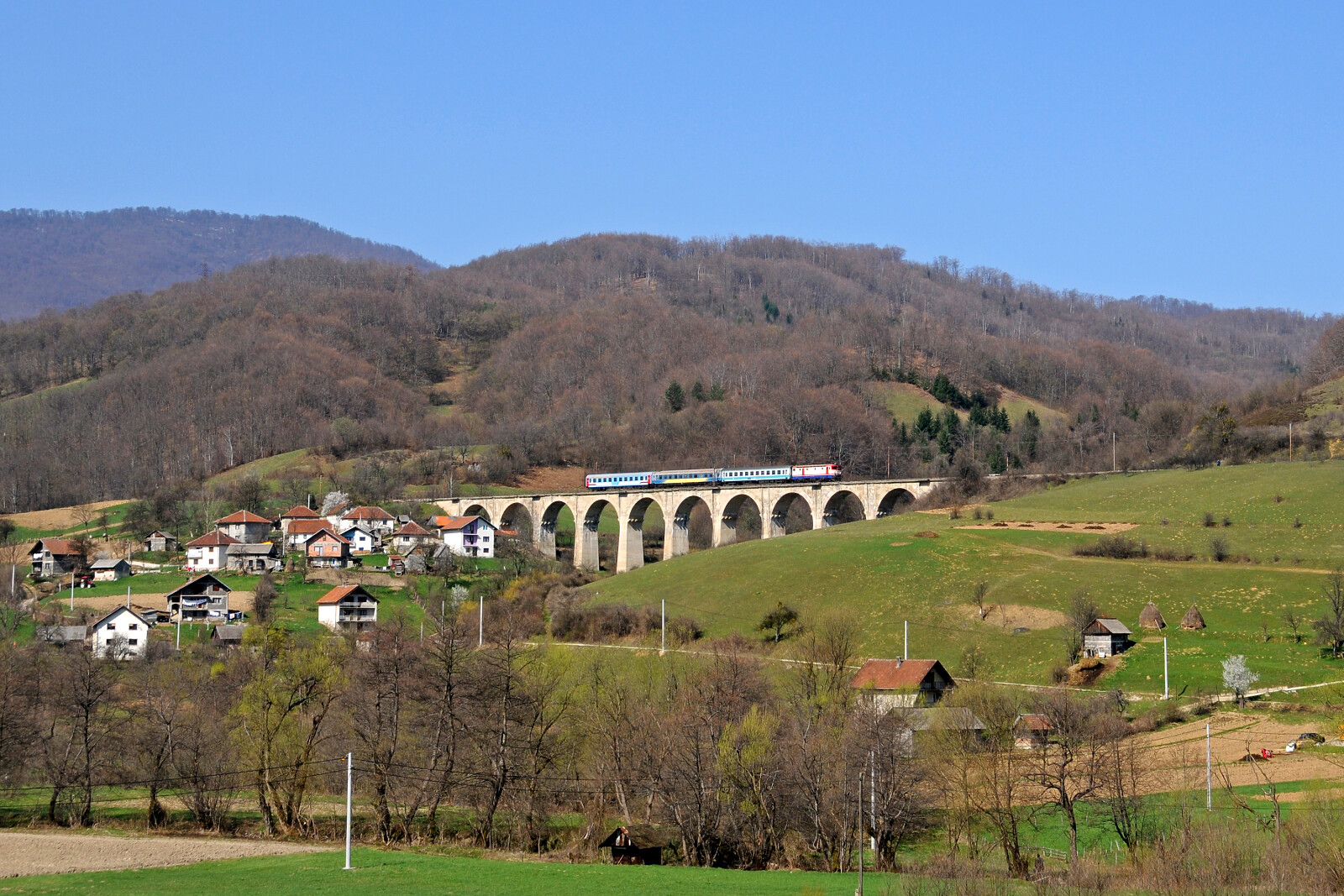 JŽ 441 der ŽFBH (Željeznice Federacije Bosne i Hercegovine) zwischen Raštelica und Tarčin, Bosnien und Herzegowina