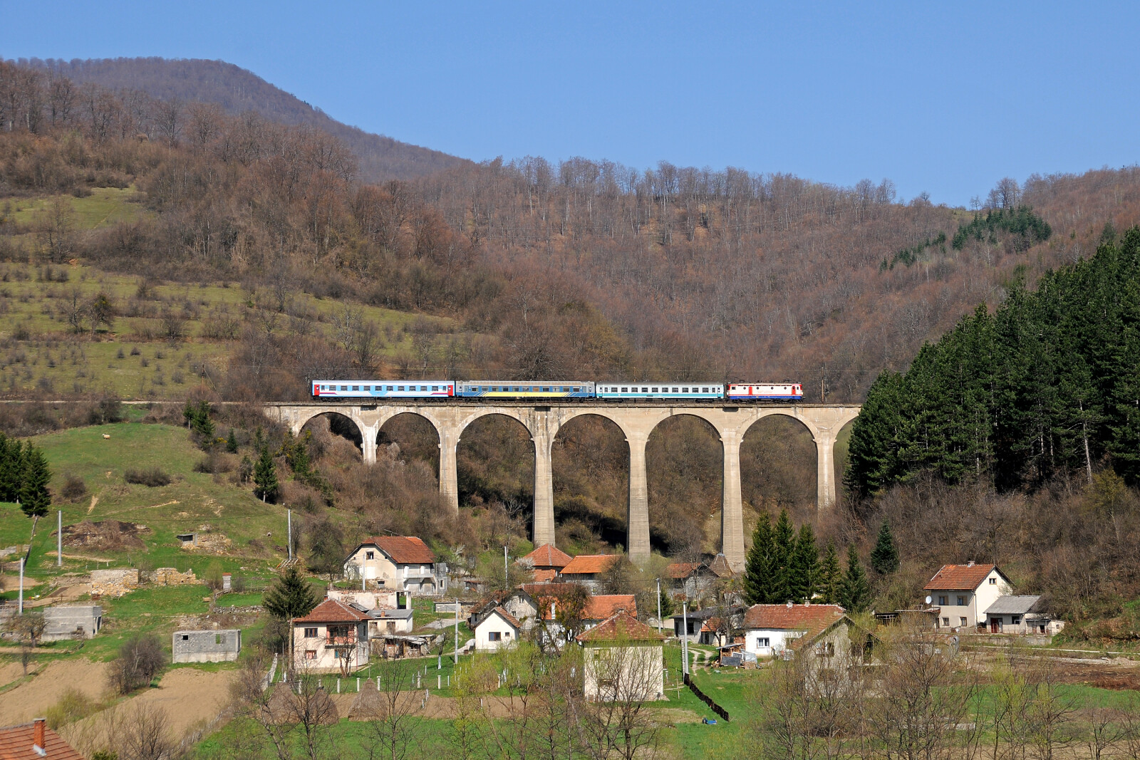 JŽ 441 der ŽFBH (Željeznice Federacije Bosne i Hercegovine) zwischen Raštelica und Tarčin, Bosnien und Herzegowina