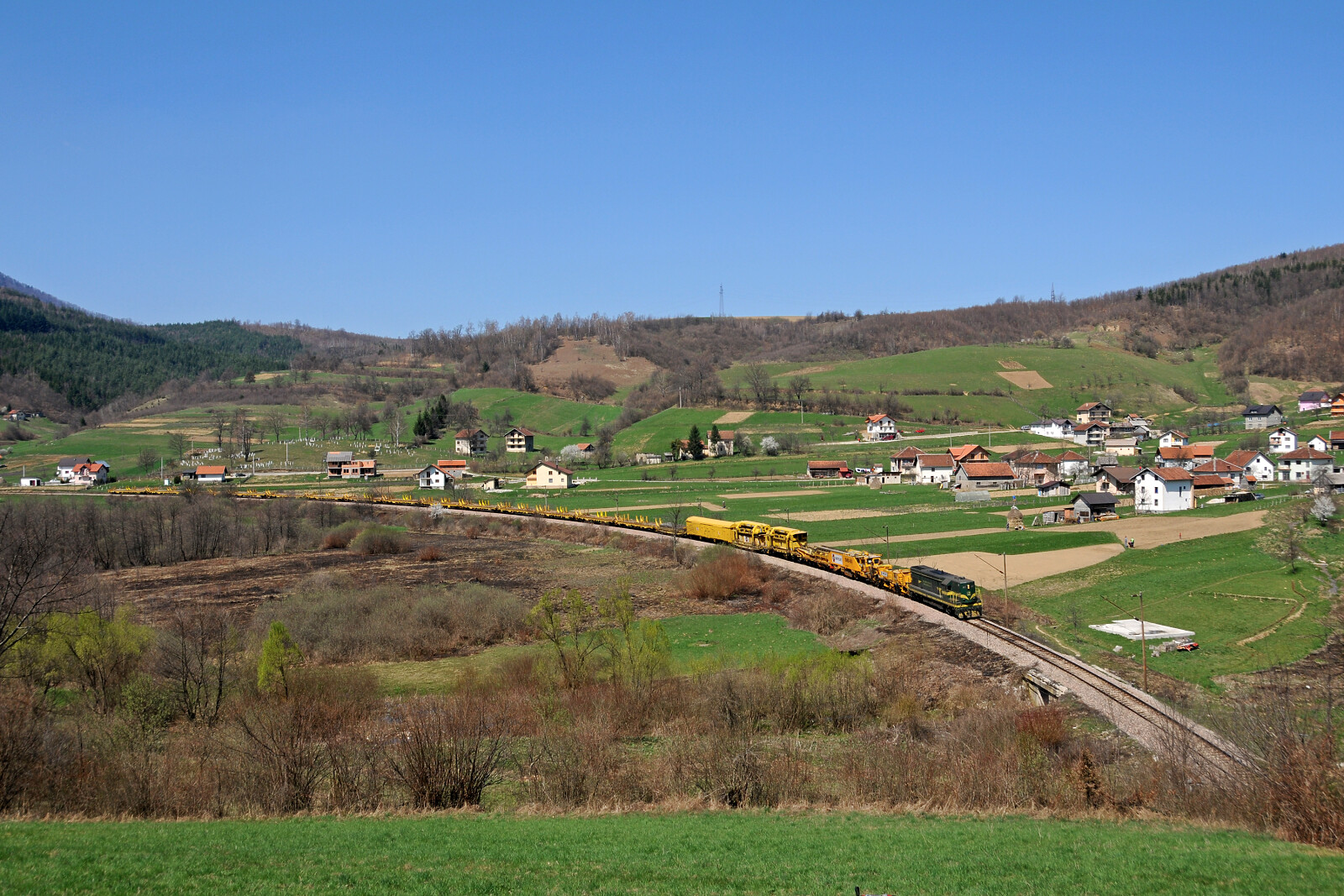 JŽ 661 der ŽFBH (Željeznice Federacije Bosne i Hercegovine) zwischen Tarčin und Pazarić, Bosnien und Herzegowina