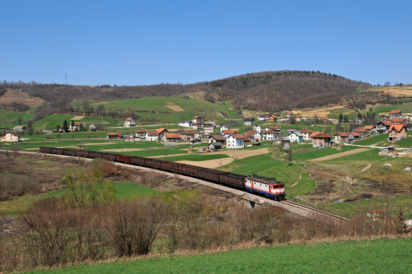 JŽ 441 der ŽFBH (Željeznice Federacije Bosne i Hercegovine) zwischen Tarčin und Pazarić, Bosnien und Herzegowina