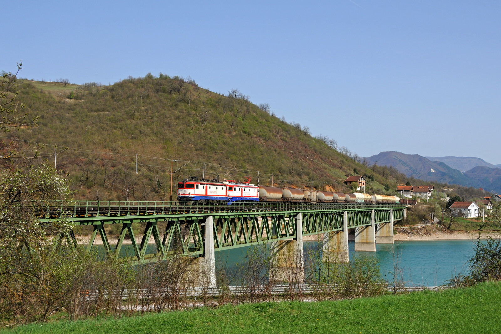 JŽ 441 der ŽFBH (Željeznice Federacije Bosne i Hercegovine) zwischen Konjic und Jablanica, Bosnien und Herzegowina