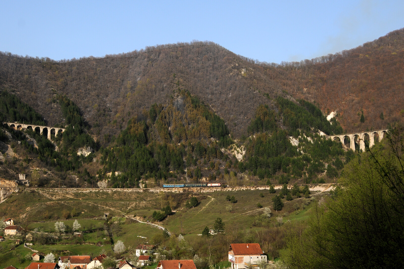 JŽ 441 der ŽFBH (Željeznice Federacije Bosne i Hercegovine) zwischen Ovčari und Bradina, Bosnien und Herzegowina