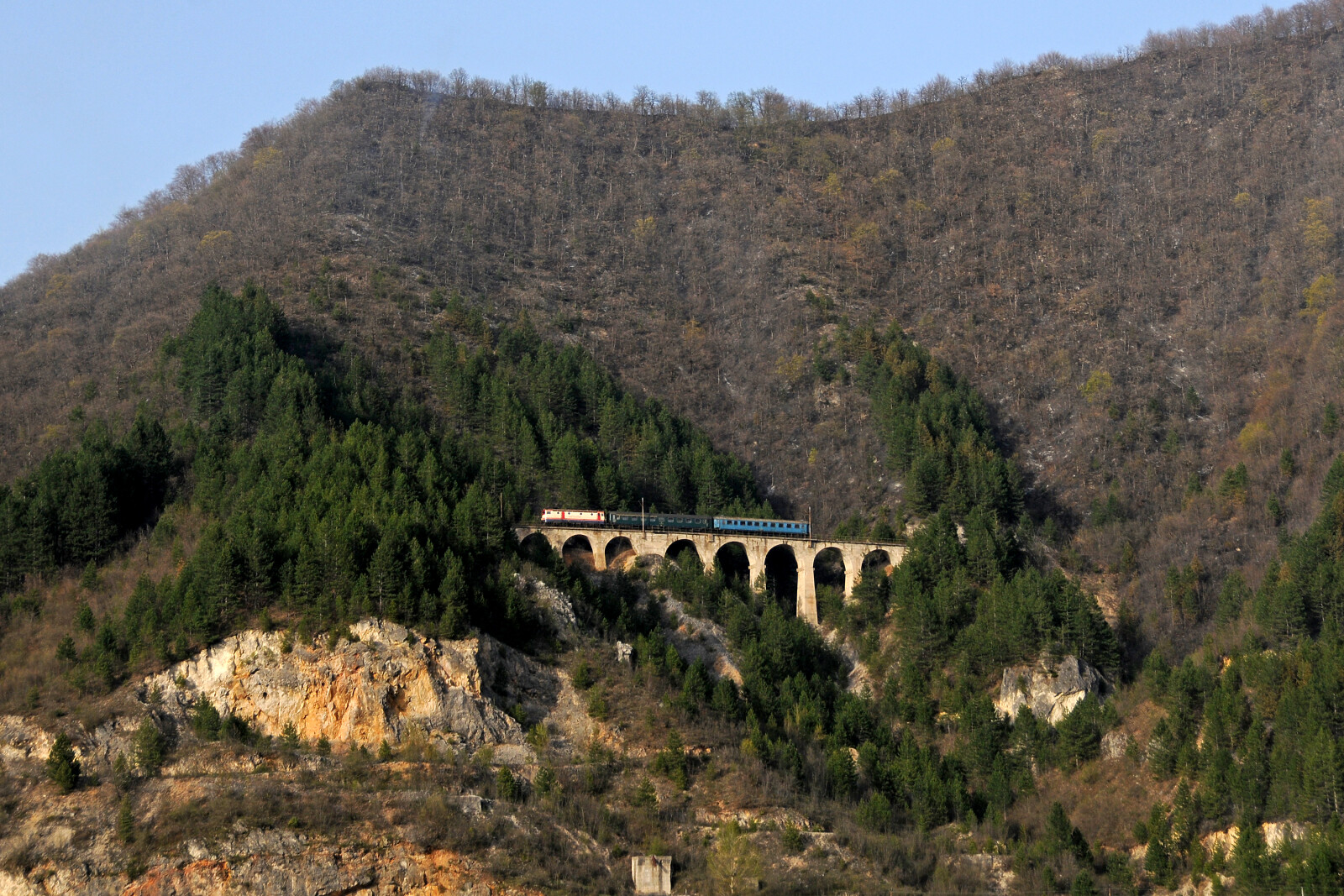 JŽ 441 der ŽFBH (Željeznice Federacije Bosne i Hercegovine) zwischen Ovčari und Bradina, Bosnien und Herzegowina