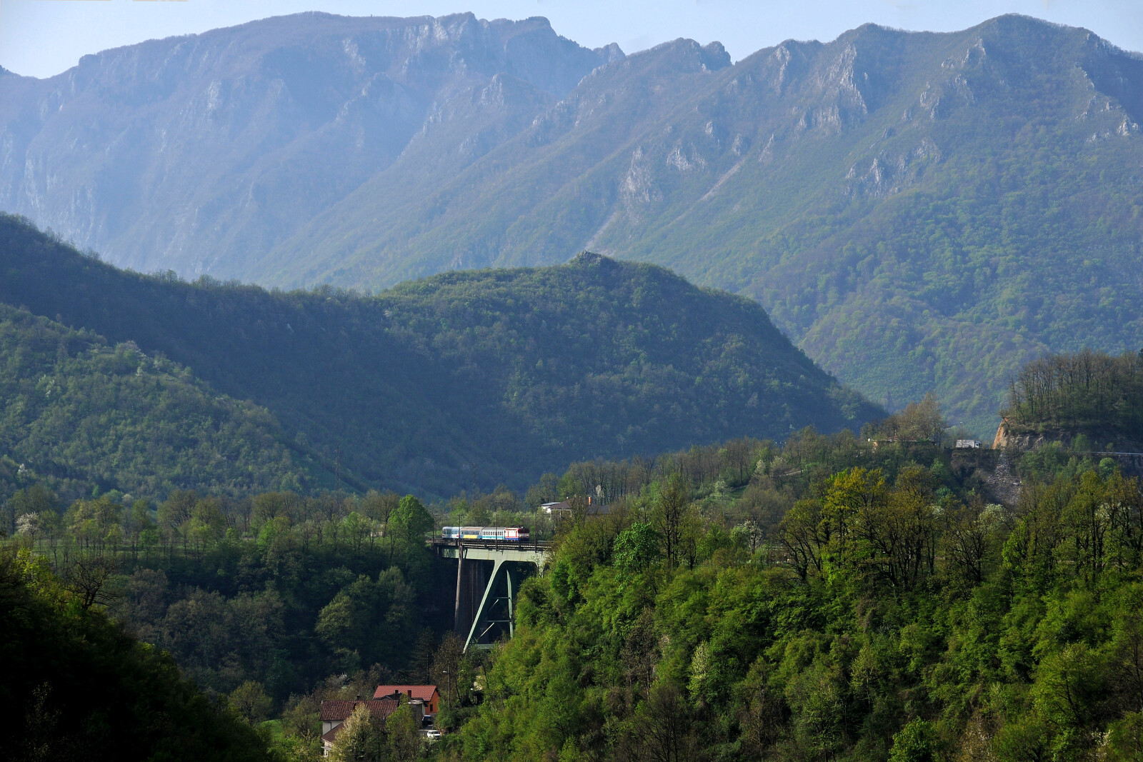 JŽ 441 911 der ŽFBH (Željeznice Federacije Bosne i Hercegovine) in Jablanica, Bosnien und Herzegowina
