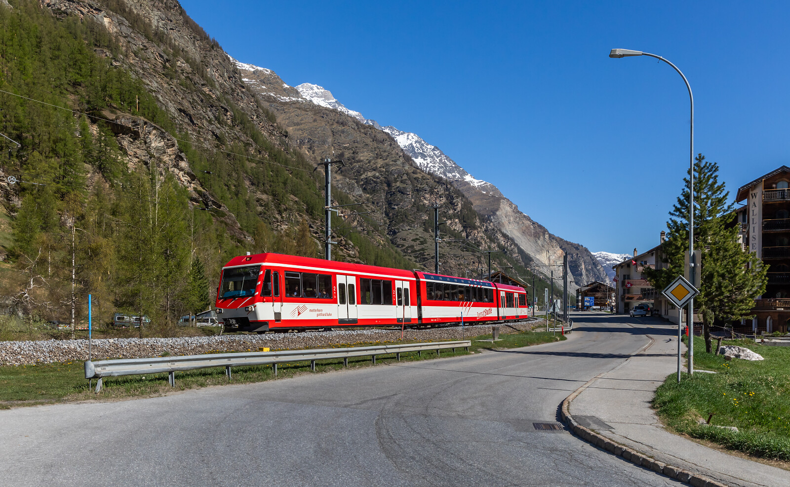 BDSeh 4/8 "Zermatt-Shuttle" 2052 der MGB (Matterhorn Gotthard Bahn) zwischen Täsch und Zermatt, Schweiz