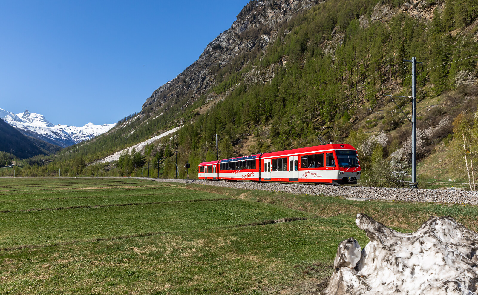 BDSeh 4/8 "Zermatt-Shuttle" 2052 der MGB (Matterhorn Gotthard Bahn) zwischen Täsch und Zermatt, Schweiz