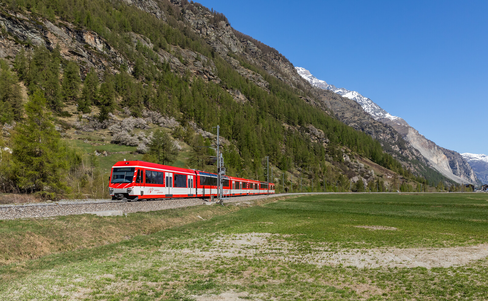 BDeh 4/8 "Zermatt-Shuttle" 2054 der MGB (Matterhorn Gotthard Bahn) zwischen Täsch und Zermatt, Schweiz