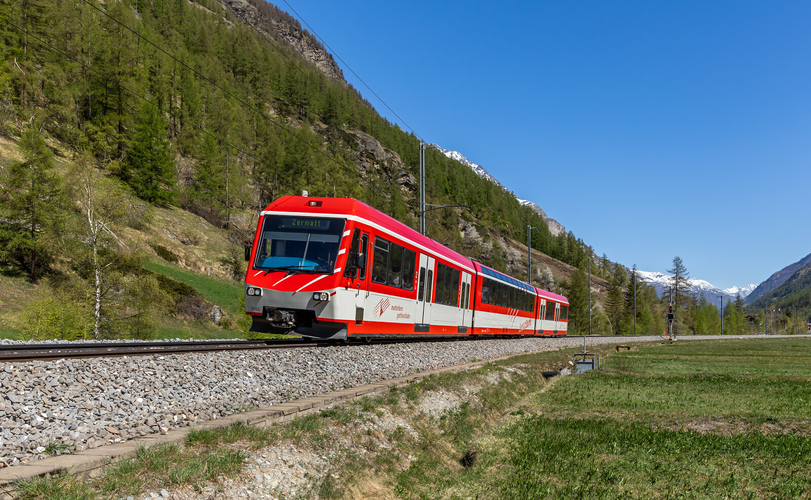 BDSeh 4/8 "Zermatt-Shuttle" 2052 der MGB (Matterhorn Gotthard Bahn) zwischen Täsch und Zermatt, Schweiz