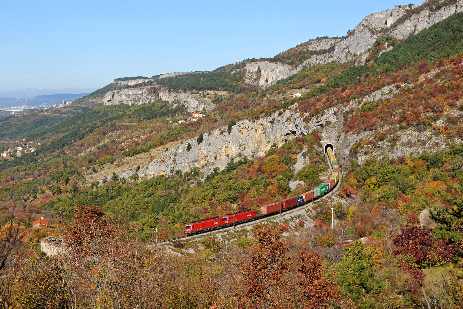 Baureihe 1216 "Taurus" der ÖBB (Österreichische Bundesbahnen) zwischen Črnotiče und Hrastovlje, Slowenien