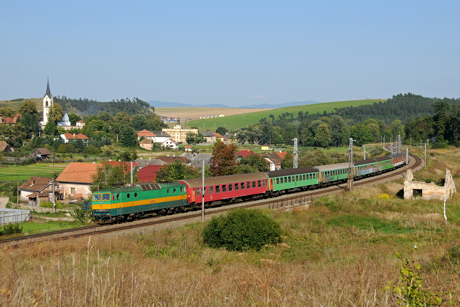 163 107 der ZSSK (Železničná spoločnosť Slovensko) zwischen Markušovce und Teplička nad Hornádom, Slowakei