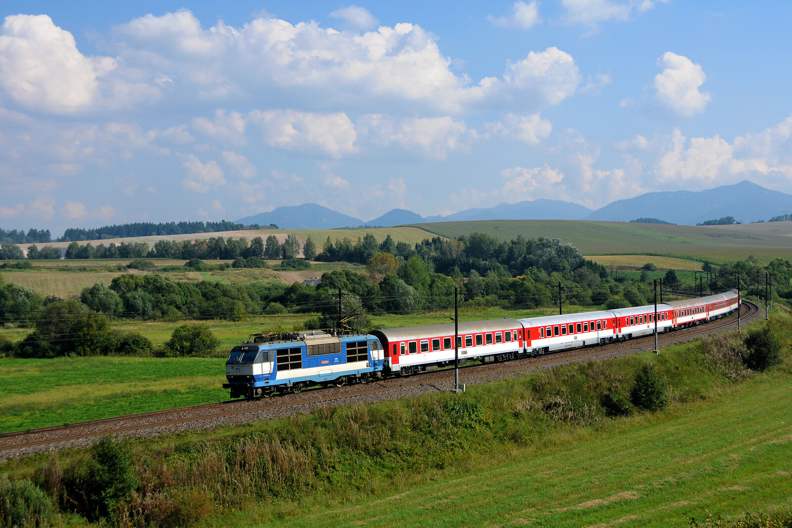 350 015 der ZSSK (Železničná spoločnosť Slovensko) zwischen Liptovské Vlachy und Liptovská Teplá, Slowakei