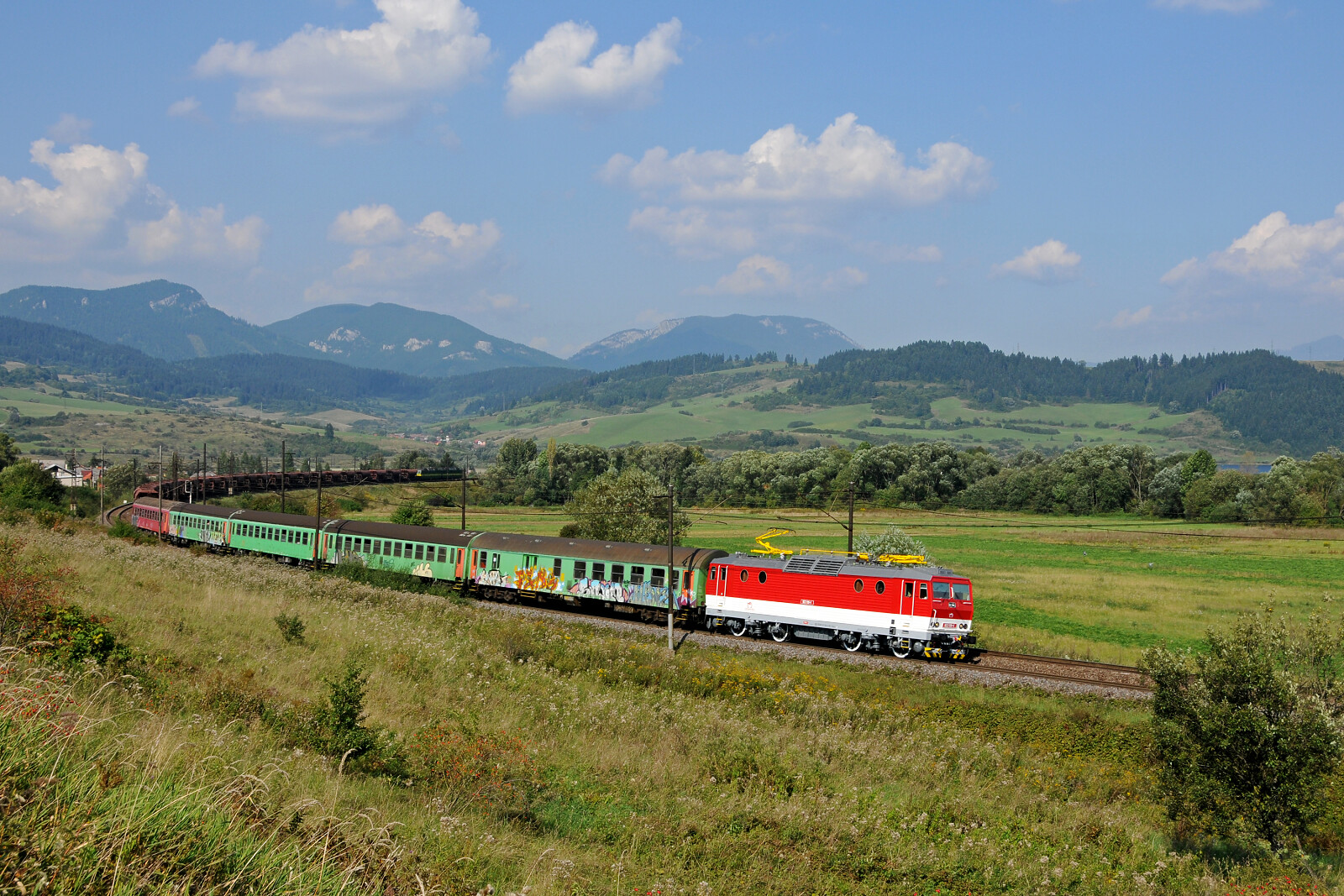 163 119 der ZSSK (Železničná spoločnosť Slovensko) zwischen Liptovská Teplá und Liptovské Vlachy, Slowakei