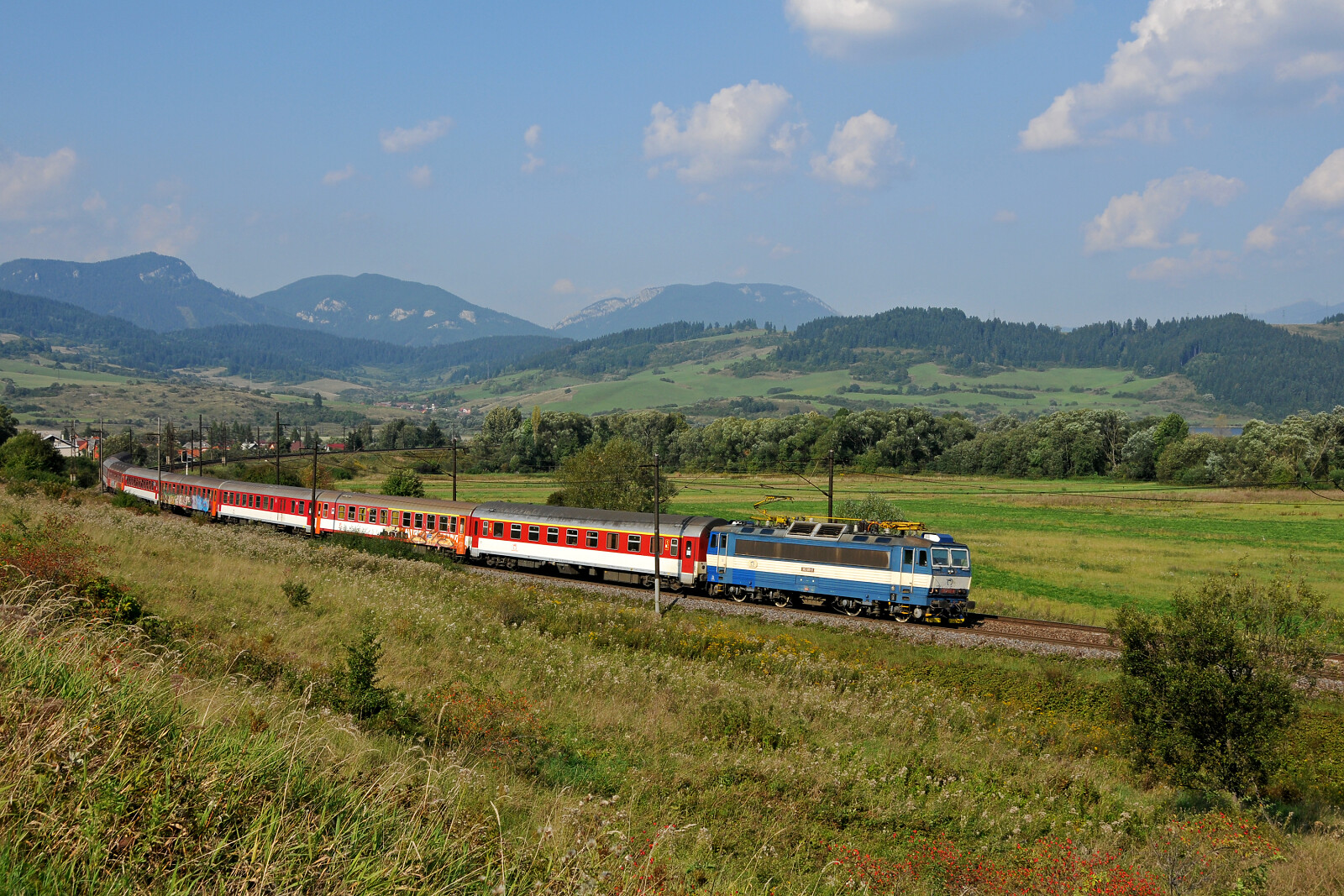362 001 der ZSSK (Železničná spoločnosť Slovensko) zwischen Liptovská Teplá und Liptovské Vlachy, Slowakei