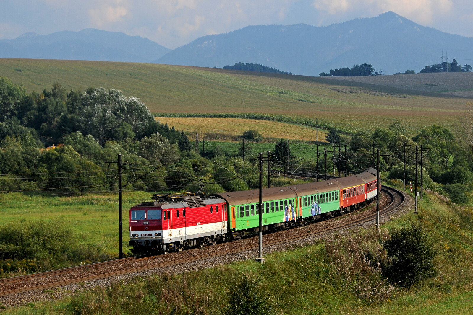 163 116 der ZSSK (Železničná spoločnosť Slovensko) zwischen Liptovské Vlachy und Liptovská Teplá, Slowakei