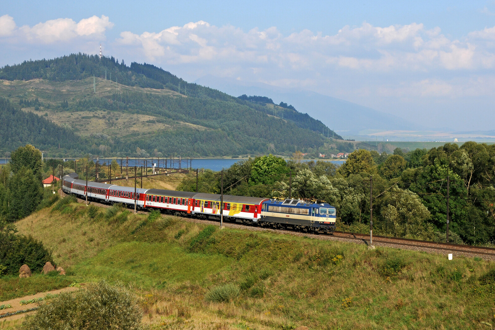 362 005 der ZSSK (Železničná spoločnosť Slovensko) zwischen Liptovská Teplá und Liptovské Vlachy, Slowakei