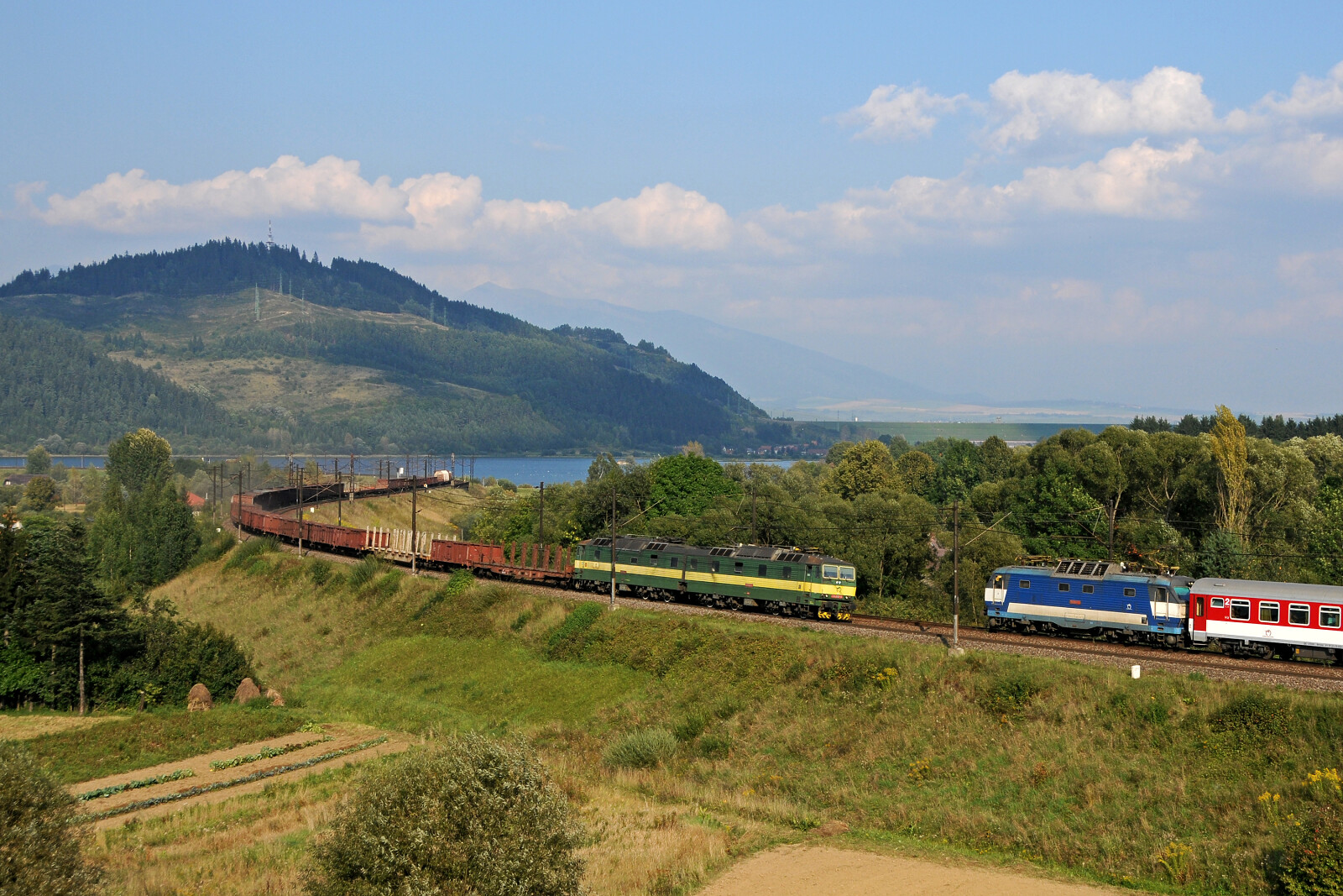 Baureihe 131 der ZSSK (Železničná spoločnosť Slovensko) zwischen Liptovská Teplá und Liptovské Vlachy, Slowakei