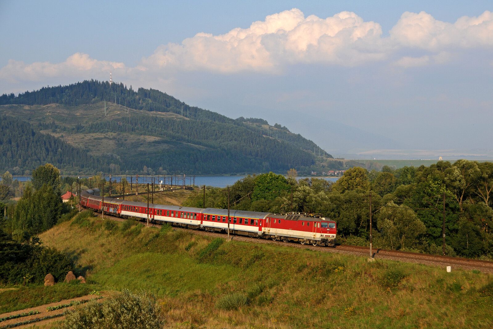 362 012 der ZSSK (Železničná spoločnosť Slovensko) zwischen Liptovská Teplá und Liptovské Vlachy, Slowakei