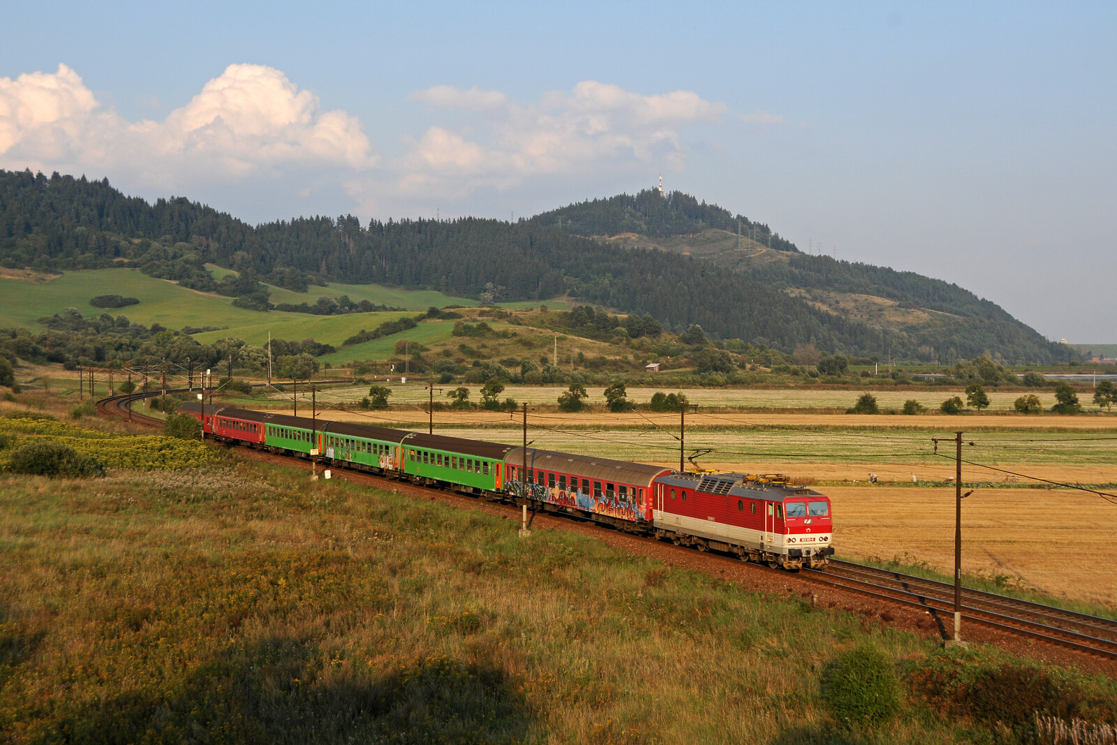 163 001 der ZSSK (Železničná spoločnosť Slovensko) zwischen Liptovské Vlachy und Liptovská Teplá, Slowakei