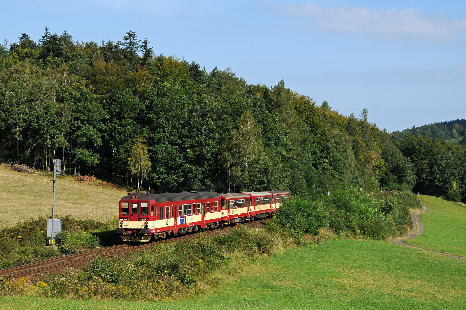 842 025 der ČD (České dráhy) zwischen Frenštát pod Radhoštěm und Kunčice pod Ondřejníkem, Tschechien