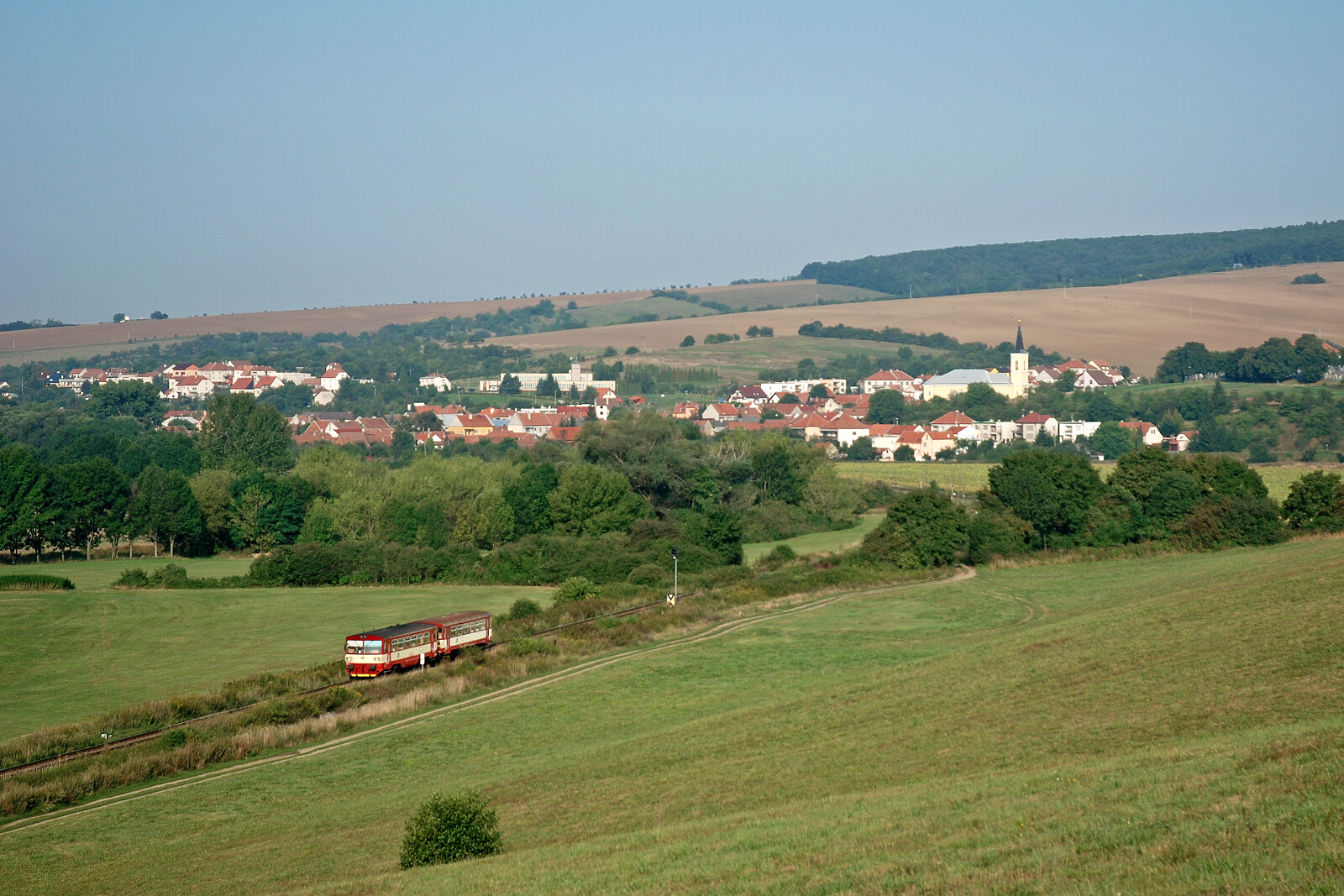Baureihe 810 "Brotbüchse" der ČD (České dráhy) zwischen Újezdec u Luhačovic und Nezdenice, Tschechien