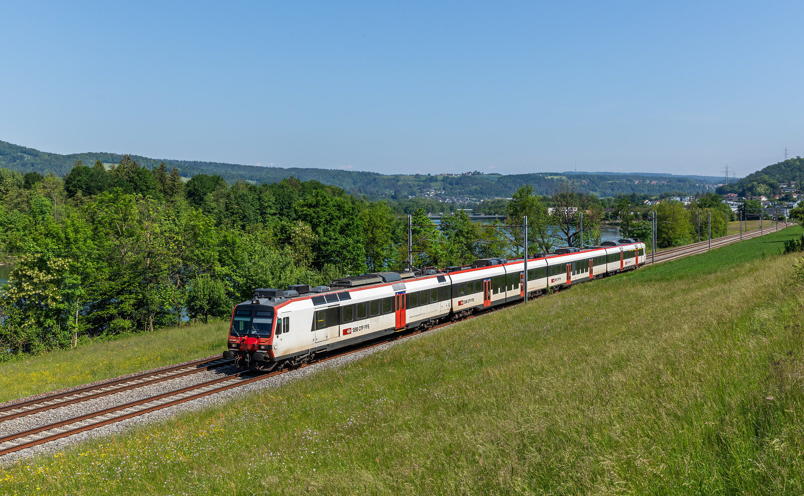 RBDe 560 "Domino" der SBB (Schweizerische Bundesbahnen) zwischen Schinznach Bad und Holderbank AG, Schweiz