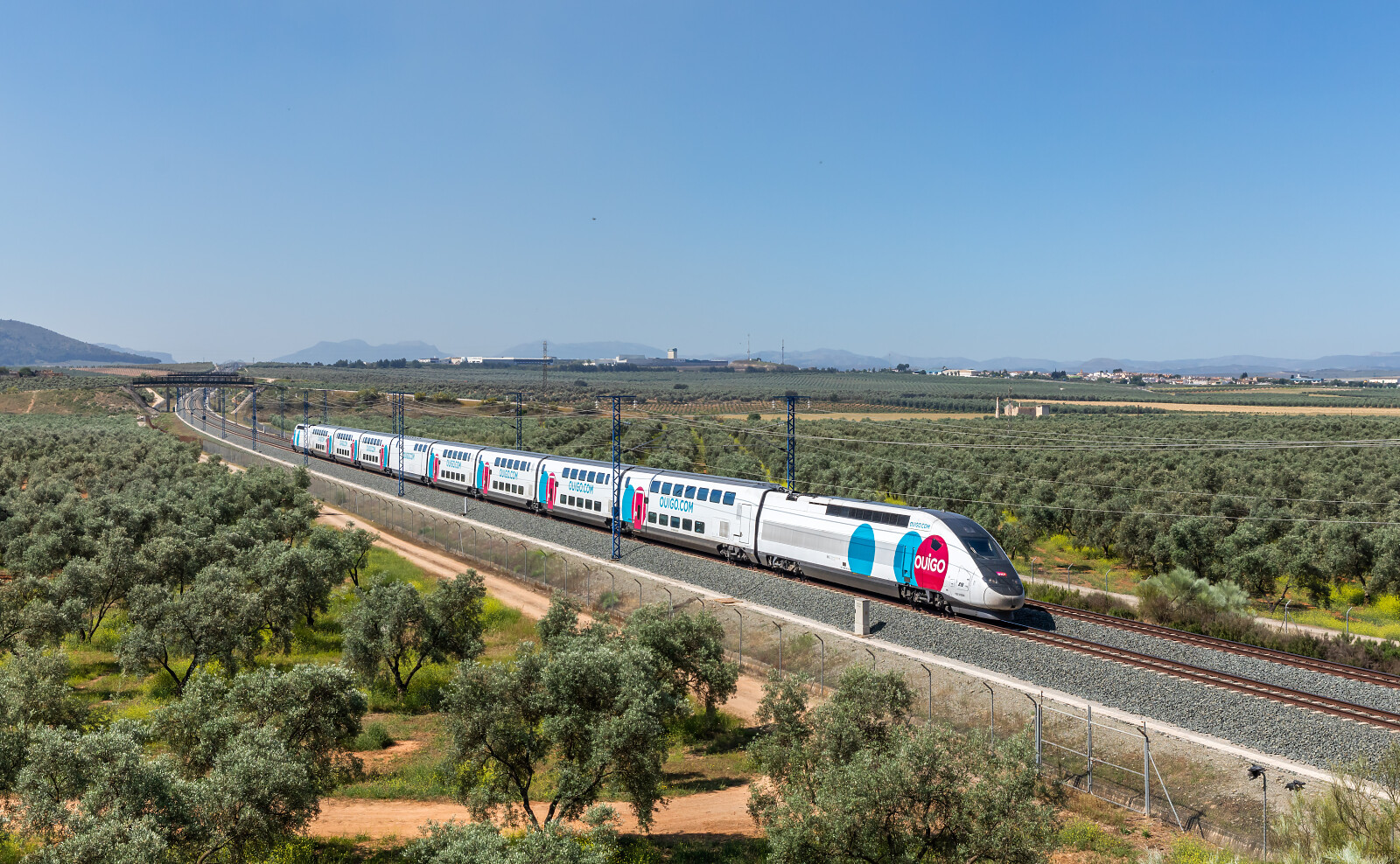 TGV Euroduplex (2N2) 818 der SNCF (Société Nationale des Chemins de fer Français) in Fuente de Piedra, Spanien