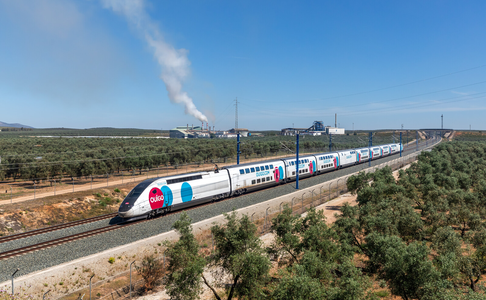 TGV Euroduplex (2N2) 818 der SNCF (Société Nationale des Chemins de fer Français) in Fuente de Piedra, Spanien