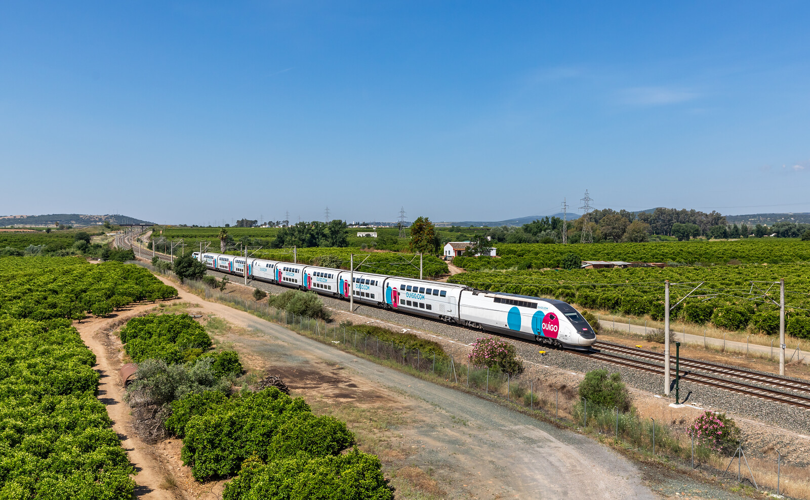TGV Euroduplex (2N2) 813 der SNCF (Société Nationale des Chemins de fer Français) in Hornachuelos, Spanien