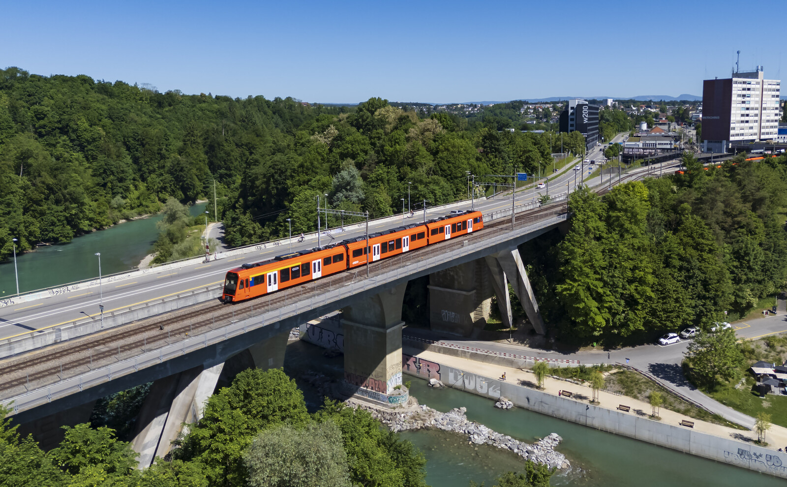 RABe 4/12 "NExT" der RBS (Regionalverkehr Bern-Solothurn) zwischen Worblaufen und Bern Tiefenau, Schweiz