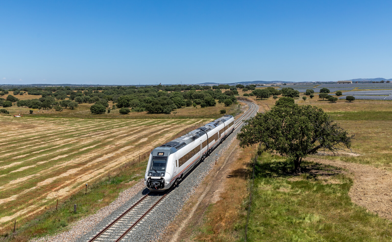 Baureihe 599 der RENFE (Renfe Viajeros) zwischen Arroyo-Malpartida und San Vicente de Alcántara, Spanien