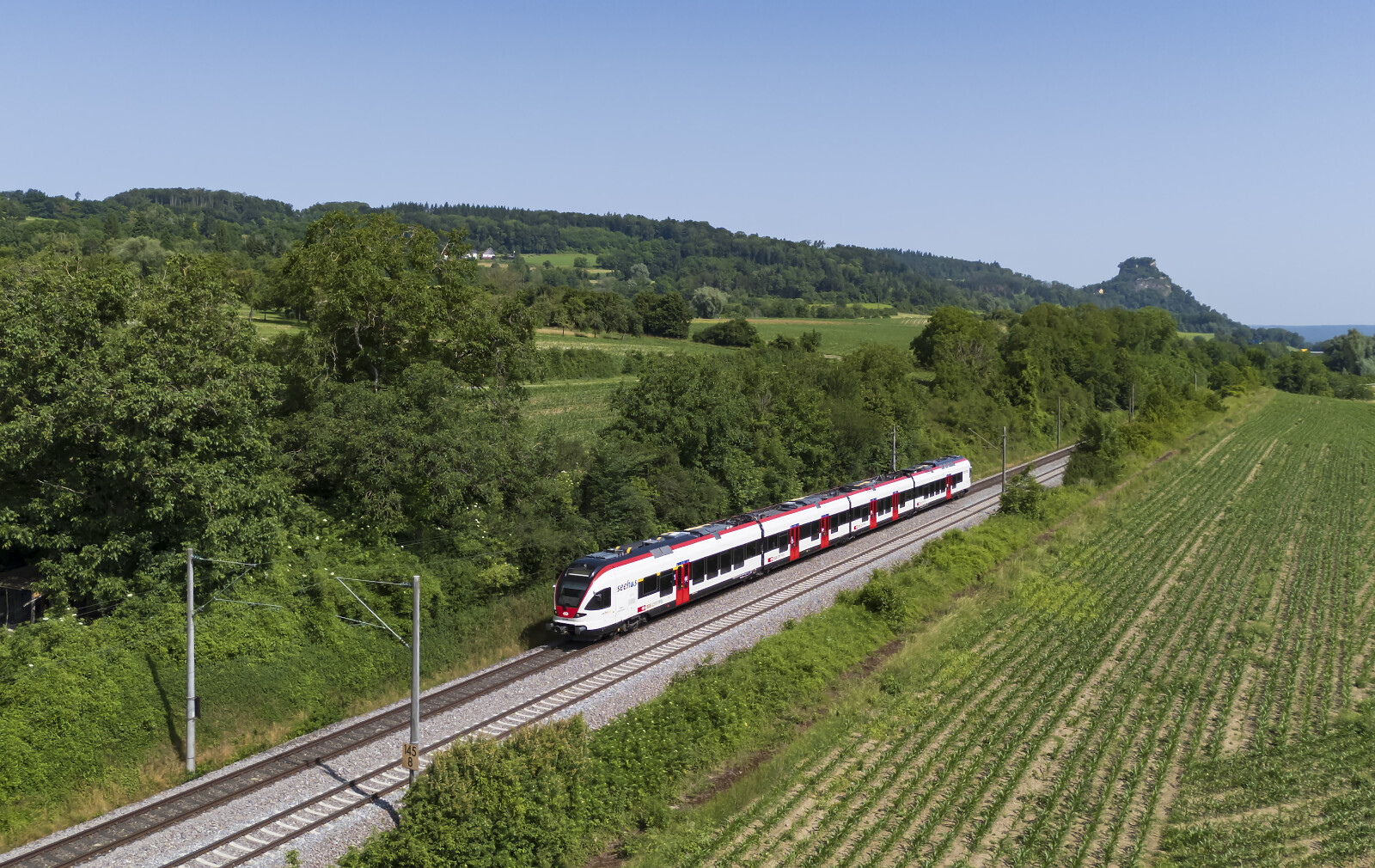 RABe 521 "FLIRT" der SBB (Schweizerische Bundesbahnen) zwischen Mühlhausen (b. Engen) und Singen, Deutschland