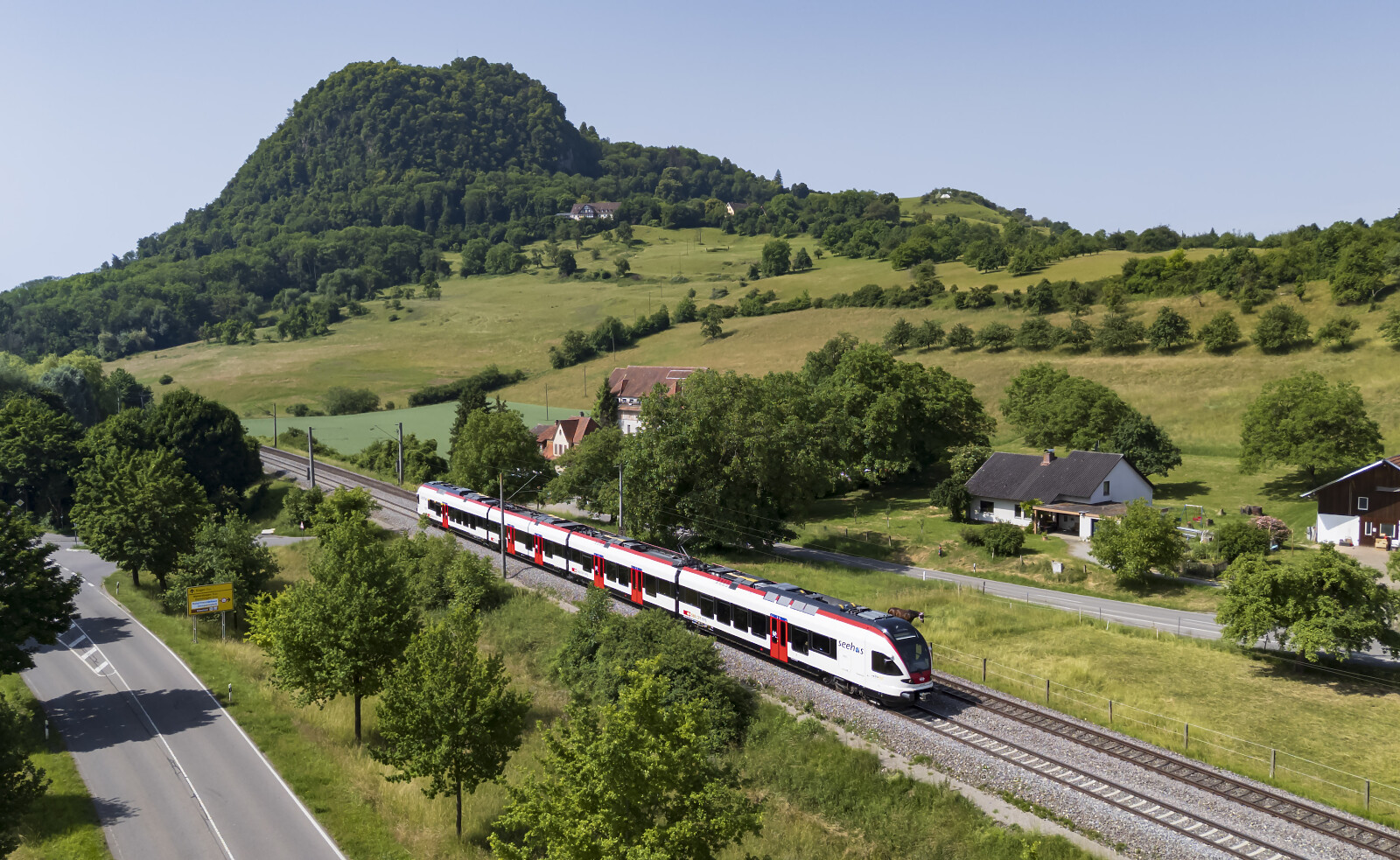 RABe 521 "FLIRT" der SBB (Schweizerische Bundesbahnen) zwischen Singen und Mühlhausen (b. Engen), Deutschland
