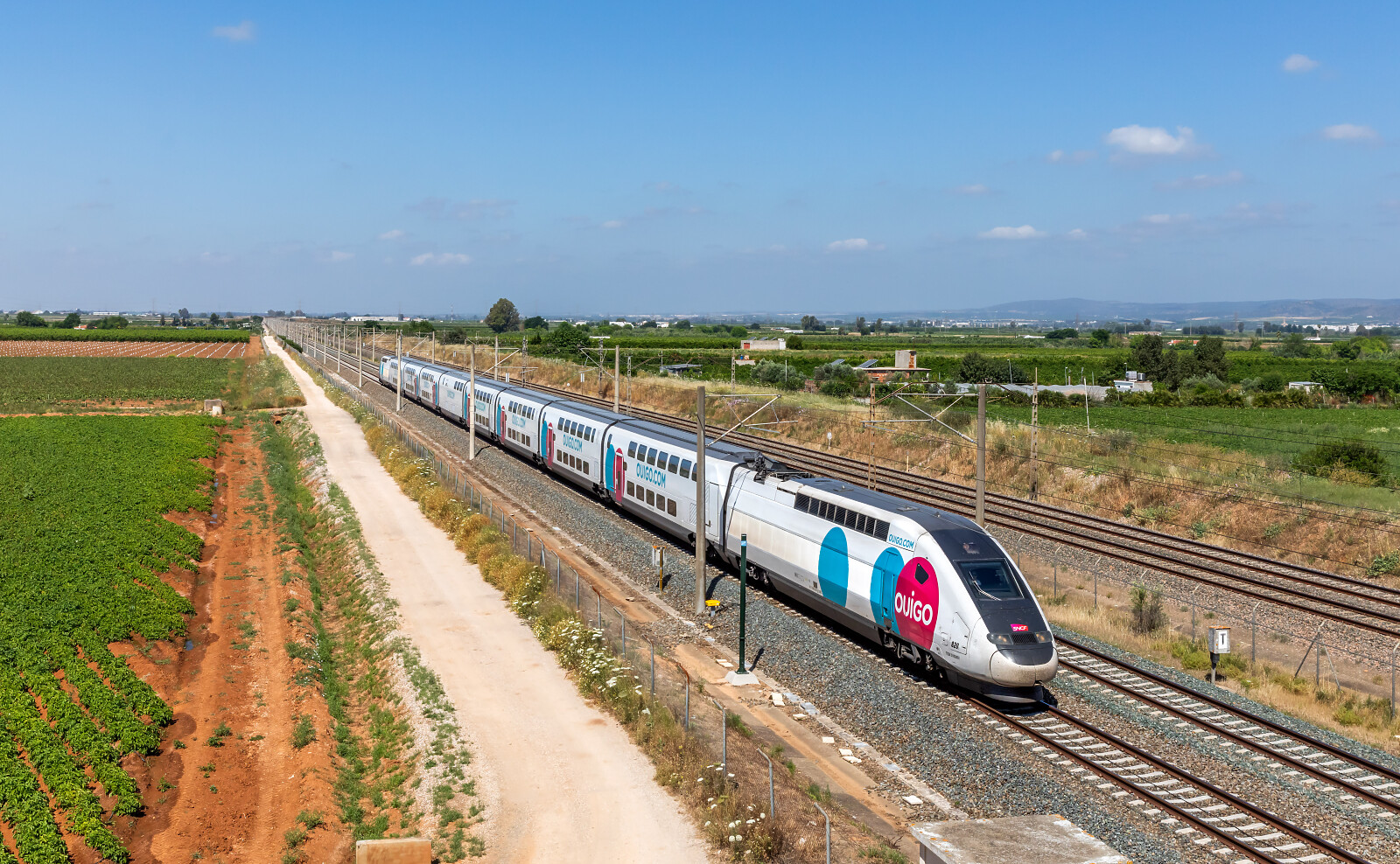 TGV Euroduplex (2N2) 820 der SNCF (Société Nationale des Chemins de fer Français) zwischen Cantillana und Los Rosales, Spanien