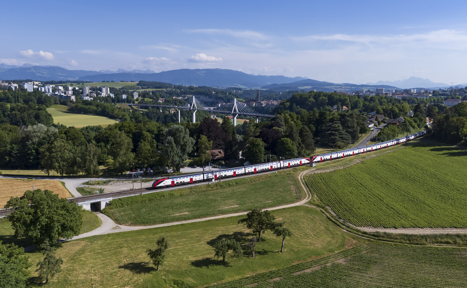 RABe 502 "Twindexx" der SBB (Schweizerische Bundesbahnen) zwischen Fribourg Poya und Düdingen, Schweiz