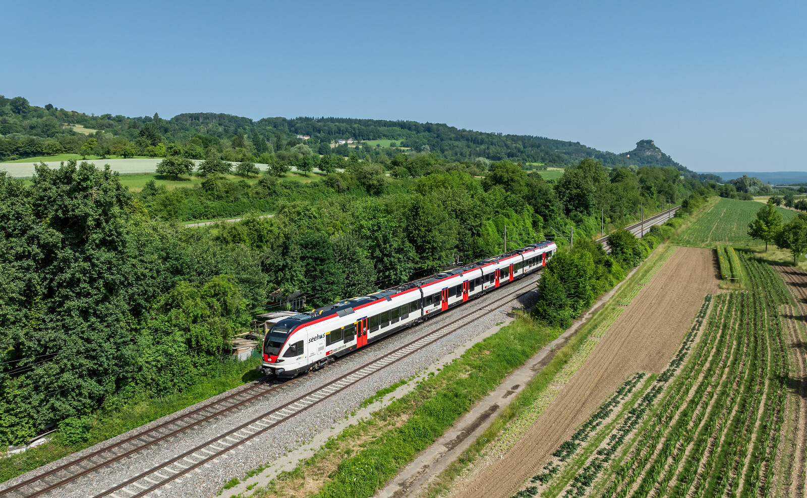 RABe 521 "FLIRT" der SBB (Schweizerische Bundesbahnen) zwischen Mühlhausen (b. Engen) und Singen, Deutschland