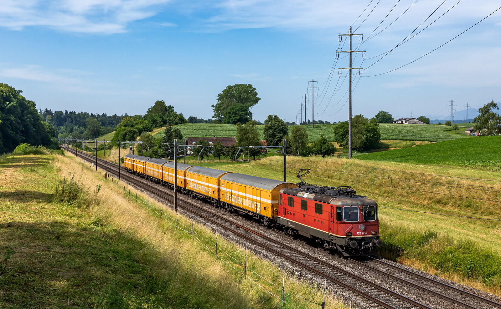 Re 420 295 der SBB (Schweizerische Bundesbahnen) zwischen Wangen an der Aare und Niederbipp, Schweiz