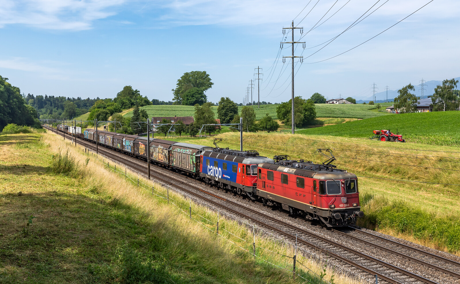 Re 420 324 der SBB (Schweizerische Bundesbahnen) zwischen Wangen an der Aare und Niederbipp, Schweiz