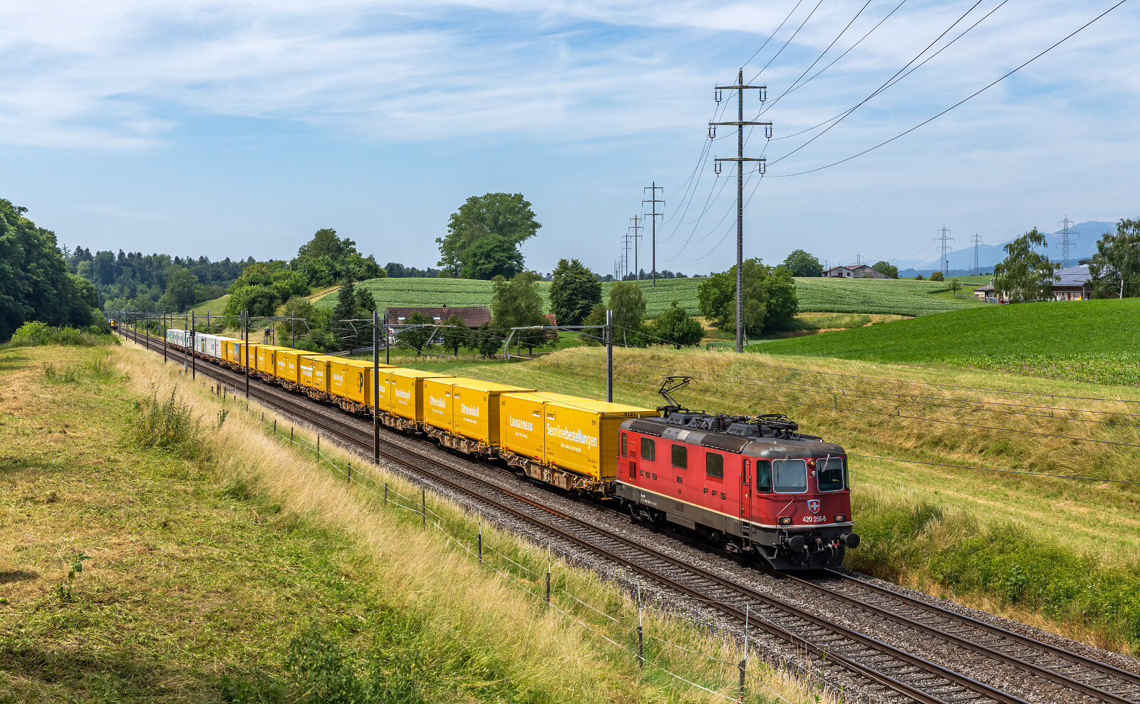 Re 420 258 der SBB (Schweizerische Bundesbahnen) zwischen Wangen an der Aare und Niederbipp, Schweiz