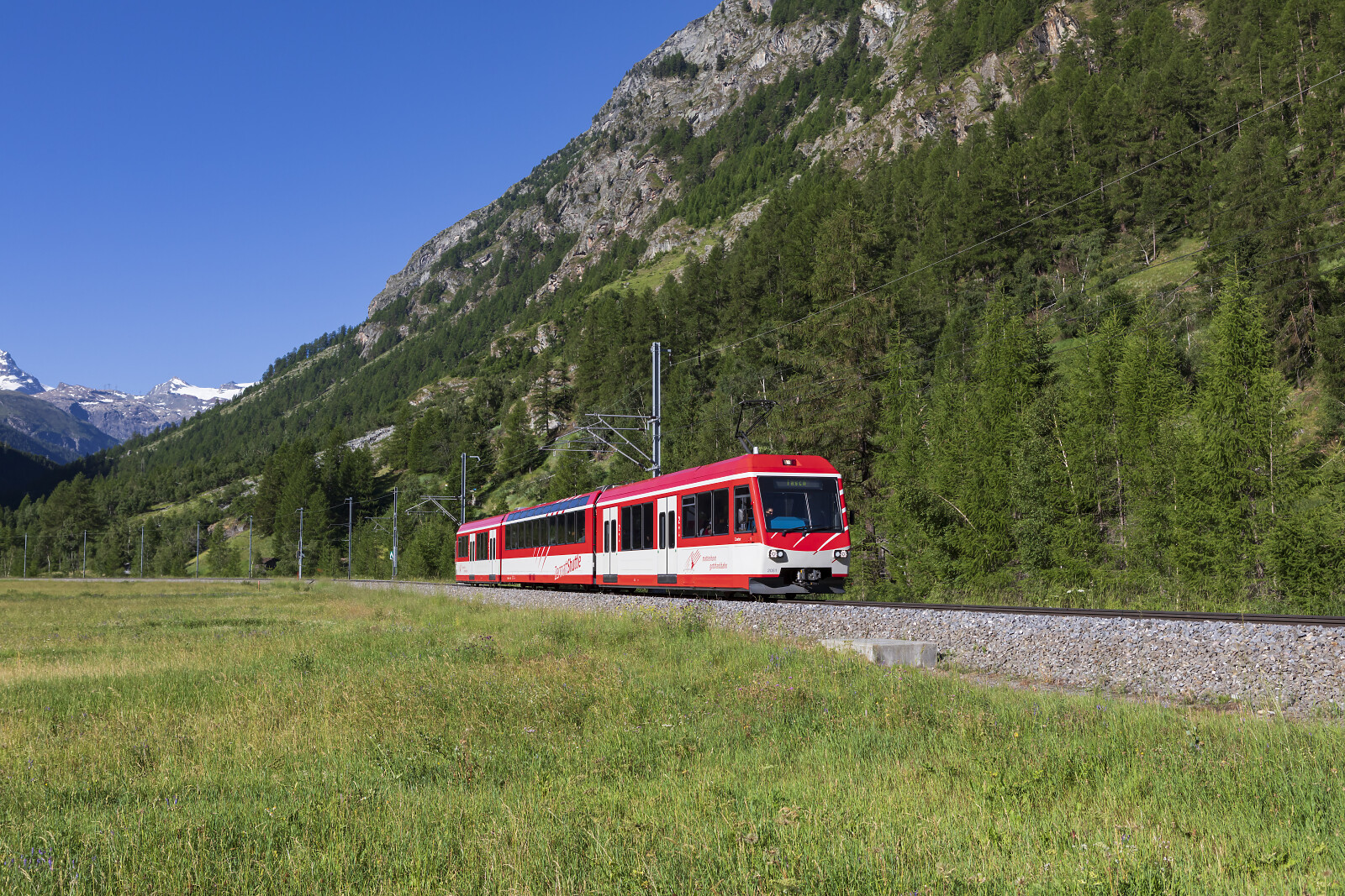BDeh 4/8 "Zermatt-Shuttle" 2051 der MGB (Matterhorn Gotthard Bahn) zwischen Zermatt und Täsch, Schweiz