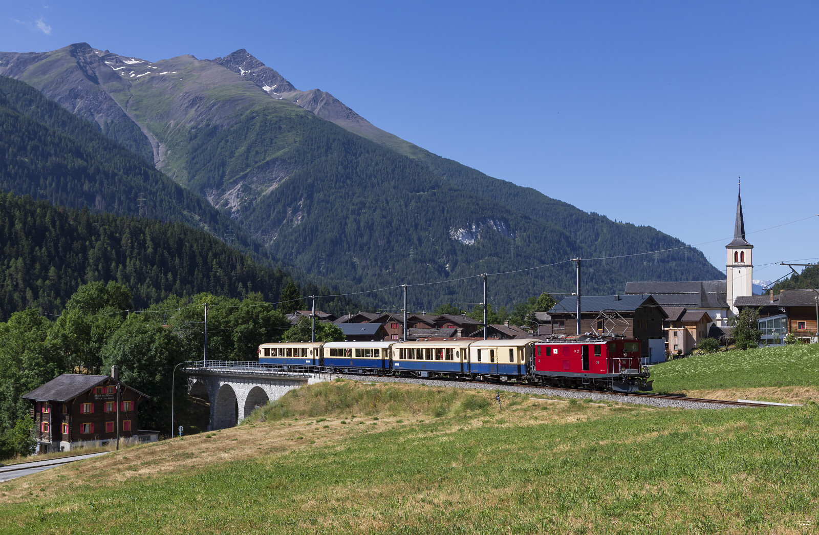 HGe 4/4 I 36 der MGB (Matterhorn Gotthard Bahn) zwischen Lax und Fiesch Sport- & Feriencenter, Schweiz