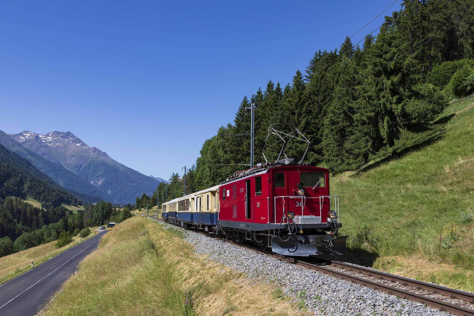 HGe 4/4 I 36 der MGB (Matterhorn Gotthard Bahn) zwischen Niderwald und Fürgangen-Bellwald Talstation, Schweiz