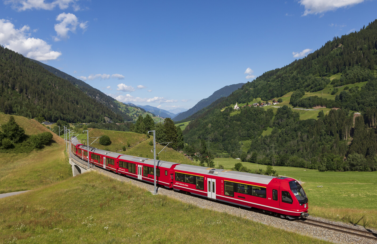 ABe 4/16 "Capricorn" 3141 der RhB (Rhätische Bahn) zwischen Disentis/Mustér und Sumvitg Cumpadials, Schweiz