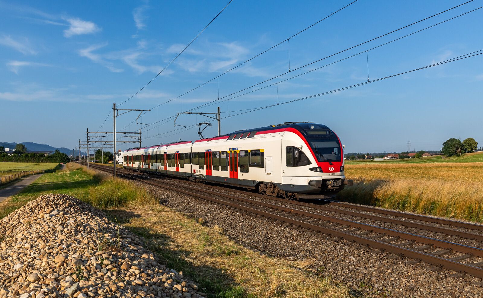 RABe 523 050 der SBB (Schweizerische Bundesbahnen) zwischen Niederbipp und Wangen an der Aare, Schweiz