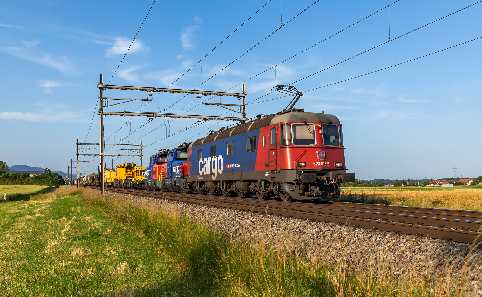 Re 620 075 der SBB (Schweizerische Bundesbahnen) zwischen Niederbipp und Wangen an der Aare, Schweiz